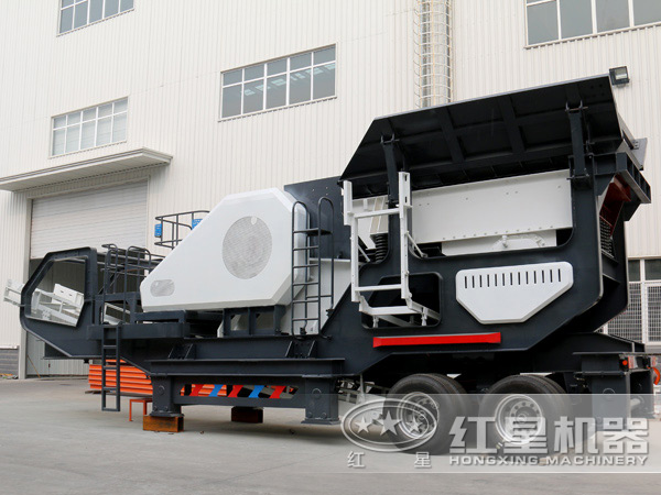 移動(dòng)顎式破碎機(jī)實(shí)拍圖